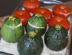 Tomates et courgettes farcies au fromage frais et maquereau