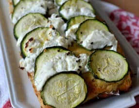 Pudding de pain courgettes, lardons fumés et chèvre