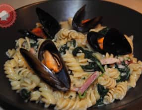 Pâtes aux épinards, moules et lardons