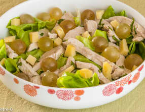 Salade de poulet aux raisins frais et à la tomme