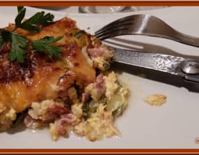 Gratin de courgettes avec de la poitrine fumée
