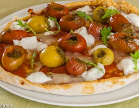 Pizza tomates cerises, pesto, pécorino et mozzarella