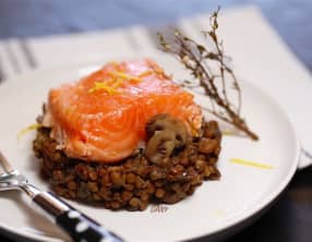 Saumon confit à l'huile d'olive lentilles et champignons