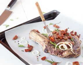 Côte de bœuf marinée aux tomates séchées et romarin
