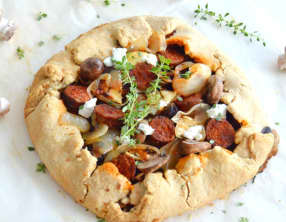 Galette rustique d’automne au chèvre, chorizo et champignons des bois
