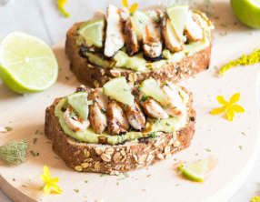Tartine à la crème d'avocat, poulet rôti et vinaigre balsamique