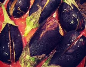 Les aubergines roties à la tomate et au romarin