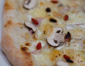 Pizza aux champignons, au Brie et aux baies de goji