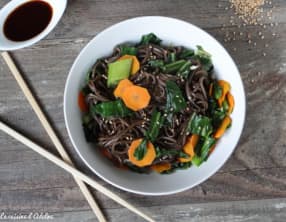 Nouilles soba au chou chinois, carotte et gingembre