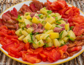 Salade de pommes de terre, tomates et jambonneau