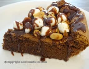 Gâteau au chocolat ultra léger topping mini chamallow, cacahuètes et chocolat fondant