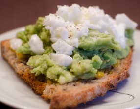 Tartine à l'avocat et à l'oeuf