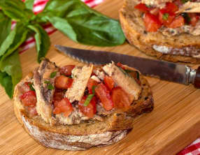 Bruschetta à la sardine, tomates et basilic