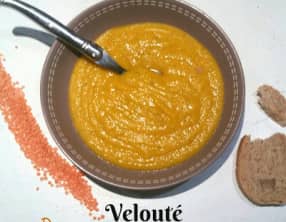 Velouté de butternut, lentilles corail au lait d'amandes
