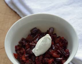 Salade de tiges de betterave aux échalotes et crème de Roquefort