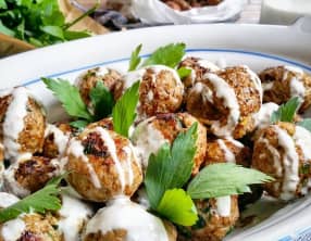 Boulettes d'agneau, noisette, sésame et livèche