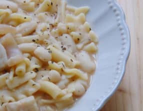 Pâtes aux haricots blancs et à la couenne de porc