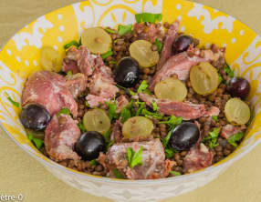 Salade de lentilles au confit de canard et raisins frais