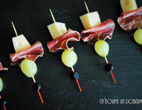 Brochette de Gruyère, coppa et raisin