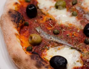 Pizza aux 2 olives, aux anchois et aux câpres