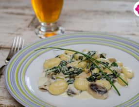Gnocchis aux pousses d'épinards, champignons et au fromage frais
