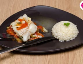 Cabillaud fondant aux tomates et aux petits oignons accompagné de riz