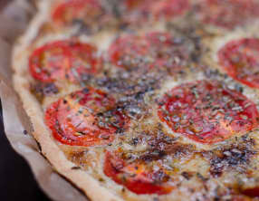 Tarte aux tomates cerises, au thon et à la moutarde