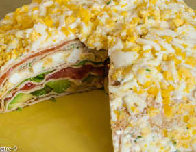 Gâteau de crêpes au thon, à la truite fumée, tomates et avocat