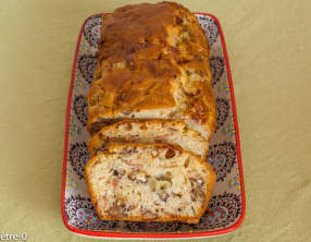 Cake au jambon de Parme, noix et raisins blancs