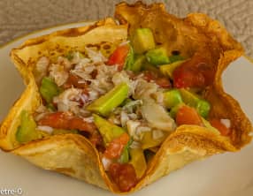 Corolles de crêpe au crabe, tomates et avocat