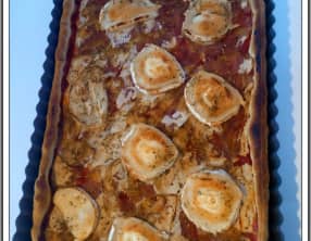 Tarte aubergine, chèvre et oignon