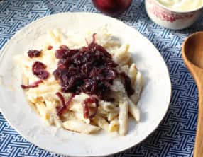Pâtes au yaourt et oignons rouges caramélisés