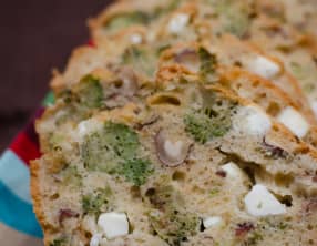 Cake aux brocolis, à la feta et aux noisettes