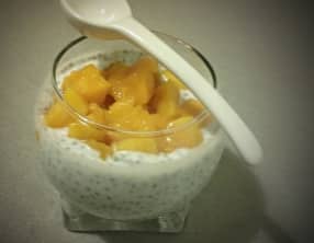 Graines de Chia au lait de coco et mangues