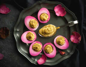 Oeufs mimosa pourpres à l’avocat