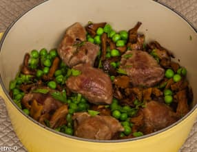 Sot l'y laisse aux girolles et petits pois