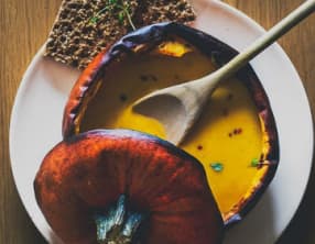 Velouté de courge aux noix de pécan grillées