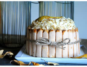 Rainbow cake dégradé à la mousse de poire et amandes façon "Charlotte"