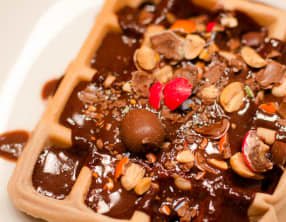 Gaufres au chocolat nappées de sauce chocolat