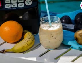Smoothie à la banane, orange, kiwi et prunes
