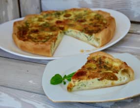 Quiche au fromage, tomates cerises et basilic