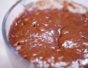 Mug cake au chocolat, coeur fondant spéculoos