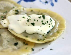 Raviolis au chèvre et oignon rouge confit