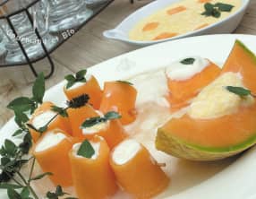 Enroulés de melon, mousse de ricotta, sirop de menthe réglisse