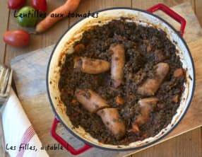 Lentilles aux tomates et saucisses confites au piment d’espelette
