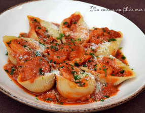 Conchiglioni farcis à la sauce tomate et aux scampis