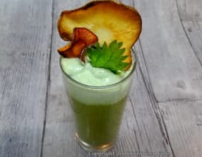 Velouté de panais et d'orties, chantilly d'ortie et chips de panais et carotte