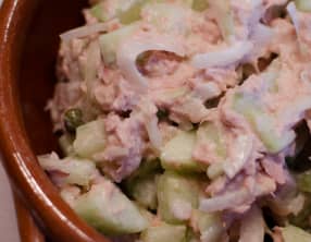 Salade de thon, aux concombre et aux câpres