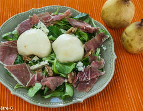 Salade poire, noix et roquefort