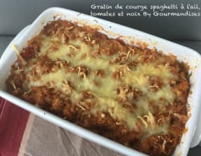 Gratin de courge spaghetti à l'ail, tomate et noix